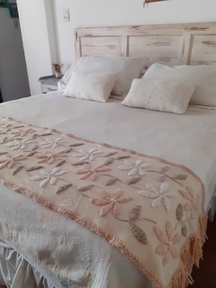 Pie de cama de picote bordado a mano con flores tonos neutros