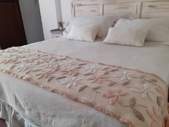 Pie de cama de picote bordado a mano con flores tonos neutros en internet