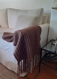 Manta de lana de llama tejida en telar color chocolate con rayas naturales - comprar online