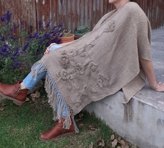 Ruana de lana de llama color arena tejida en telar y bordada con motivos florales - comprar online
