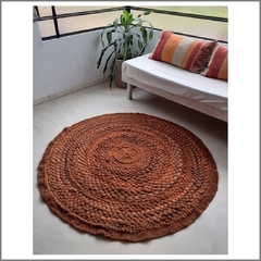 Alfombra circular de vellón y lana tejida en telar color tabaco oscuro
