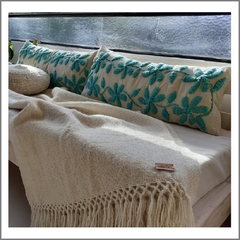 Pre venta - Maxi almohadón de picote de oveja bordado con lana 30x70 cm color aqua