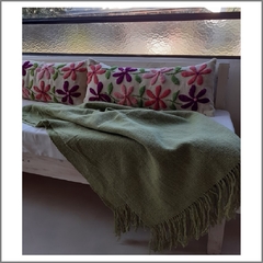 Pre venta - Maxi almohadón de picote de oveja bordado con lana 30x70 cm colores coral/rosados