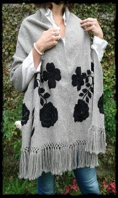 Manta Rosas gris bordada en tonos neutros - ulala