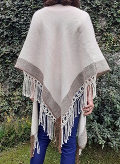 Pre venta Ruana de lana de llama color natural tejida en telar con guarda en internet