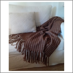 Manta de lana de llama tejida en telar color chocolate con rayas naturales