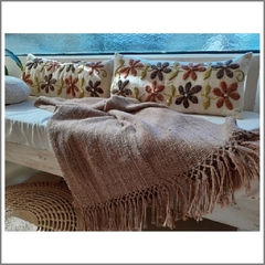 Maxi almohadón de picote de oveja bordado con lana 30x70 cm - comprar online