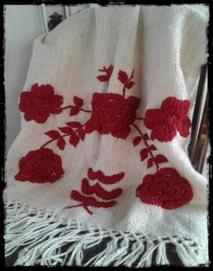 Manta Rosas natural bordada en color - tienda online