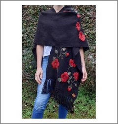 PRE VENTA Ruana de lana de llama color negro tejida en telar y bordada con motivos florales - tienda online
