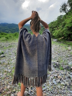 Ruana de lana de llama tejida en telar color gris con terminación flecos en internet