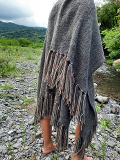 Ruana de lana de llama tejida en telar color gris con terminación flecos - ulala