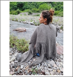 Ruana de lana de llama tejida en telar color gris - comprar online