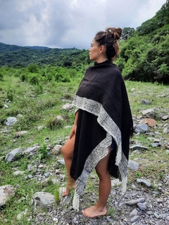 Ruana de lana de llama tejida en telar color negro con guarda natural en internet