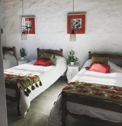 Pie de cama de picote bordado a mano con flores tonos neutros - ulala