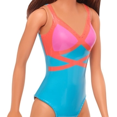 Boneca Barbie Praia Morena Clara Maiô Azul GHW40 - Mattel na internet