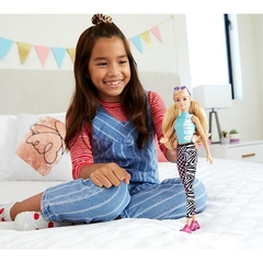 Boneca Barbie Fashionistas #158 GRB50 - Mattel - comprar online