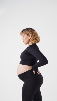 mujer embarazada con crop top de lycra deportivo y urbano