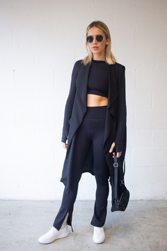 calza deportiva con tajo color negro cintura alta y ancha y look urbano