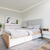 Dormitorio minimalista con cama en madera paraíso con cajas blancas | Belgrano Home
