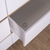 Cajones blancos con rieles metálicas en cómoda cajonera de dormitorio | Belgrano Home