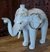 Elefante de madeira pintado na internet