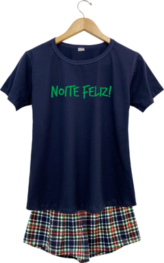 Pijama feminino marinho com estampa "NOITE FELIZ" e shorts xadrez.