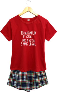 Pijama feminino curto com estampa "Toda família é igual, mas a nossa é mais legal", em vermelho com shorts xadrez.