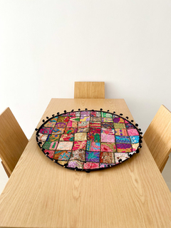 Carpeta patchwork de la India con pompon - Redonda APM73000