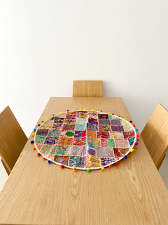 Carpeta patchwork de la India con pompon - Redonda APM73000 - tienda online