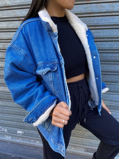 CAMPERA DE JEAN CON CORDERITO AZUL en internet