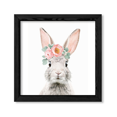 Conejo con flores frente en internet