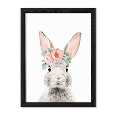 Conejo con flores frente en internet