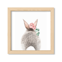 Conejo con flores atras