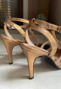 Scarpin Preto e Dourado - 6cm salto - comprar online