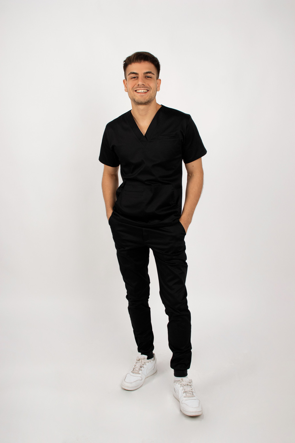 Ambo negro hombre sale