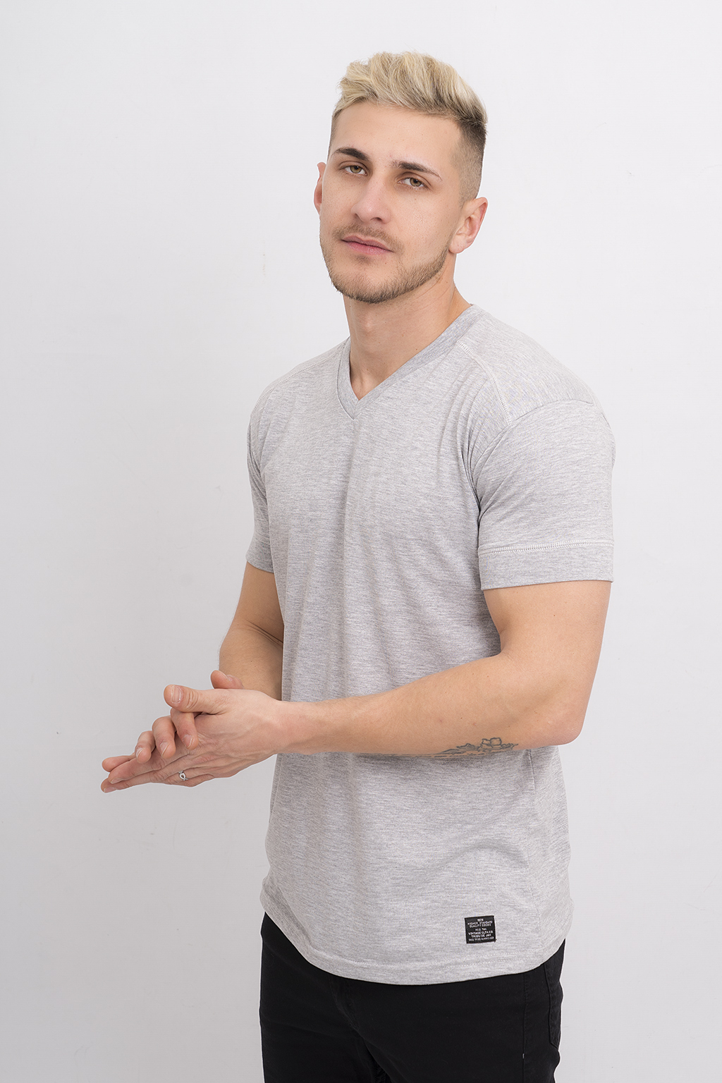Remeras corte v para hombre sale