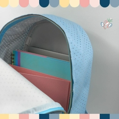Mochila Para Notebook 2 bolsillos Diseño Perforado Celeste Pastel - Ando Creando - Tienda & Taller
