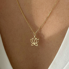 Conjunto de cordão e pingente Flor de Lotus na internet