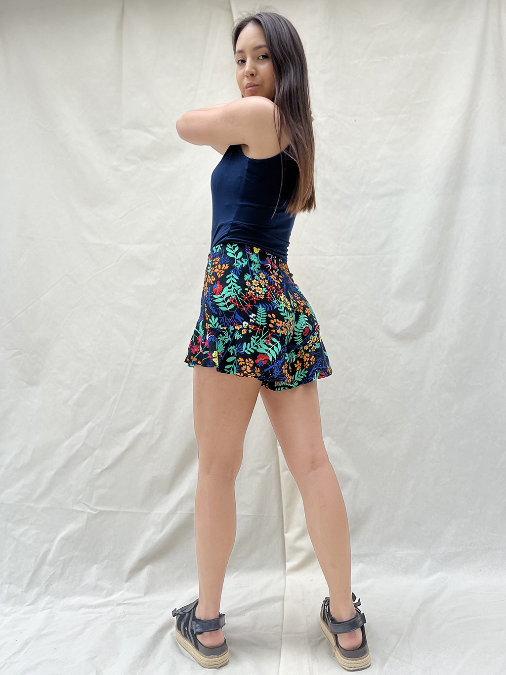 Short con volados abajo hotsell