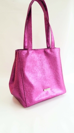 Tote Aleli ecocuero metalizado fucsia - comprar online