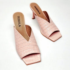 Sandalias VALENTINA croco charol nude