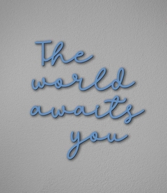 Frase "The world awaits you"