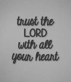 Frase "Trust the LORD" (recorte)