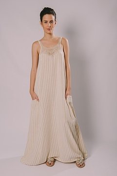 Long dress with renaissance lace on the peak