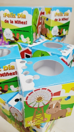 Mini caja cubo 6x6x6 personalizada con perforación para hojas y crayones de