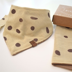 Set Babero Bandana + Babita + Portachupetes Manchitas Beige