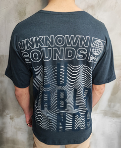 Remera Over Sounds Gris Oscuro