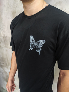 Remera Over Butterfly Negra - PLUMA BLANCA