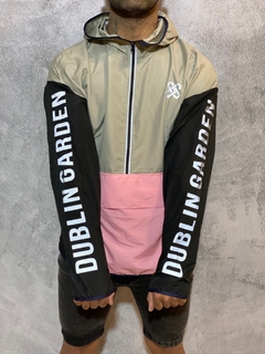 anorak rosa estampa