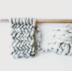 Agujas de madera 15 mm o 20 mm + ovillo de lana - WoolaKnitters